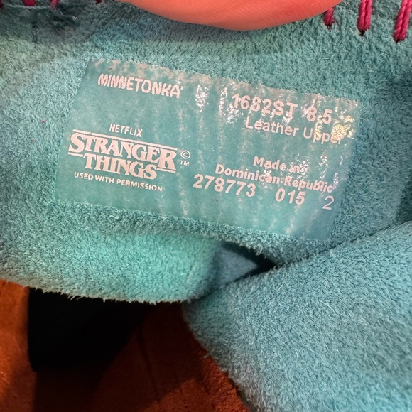NWOT MINNETONKA X STRANGER THINGS Holly Wheeler Suede Boots Size 8.5 Sold Out - Picture 5 of 7